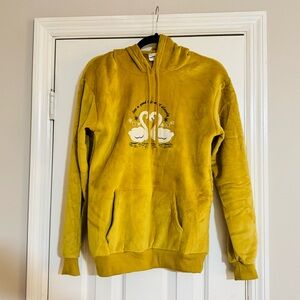 👑 NWOT Yellow Hoodie with Swan Design